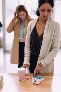 刷卡消费付钱美女图片