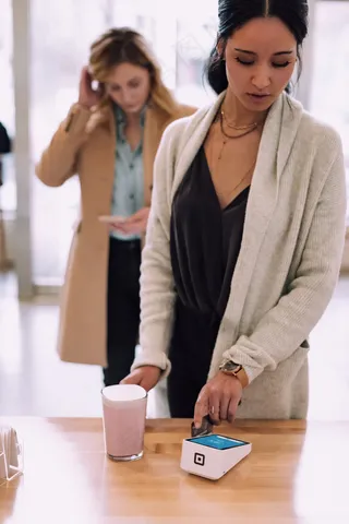 刷卡消费付钱美女图片