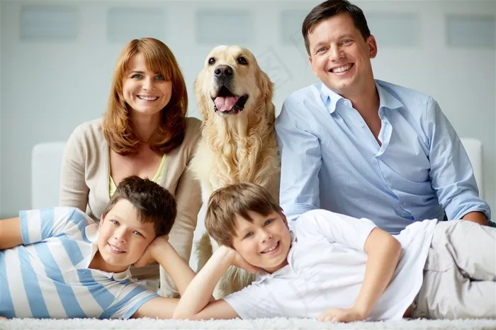 开心微笑的一家人