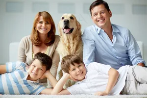 开心微笑的一家人