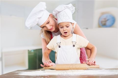 一起用擀面杖的母女