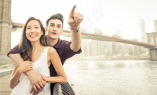 指着远方的亲密爱人