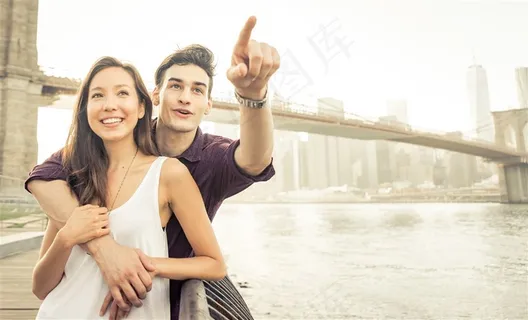 指着远方的亲密爱人