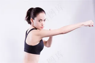 青春活力女孩的拳击运动健身图片