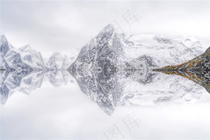 雪山在湖面的倒影