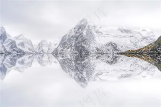 雪山在湖面的倒影