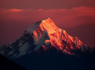尼泊尔日落时的一座大山峰，摄影图壁纸