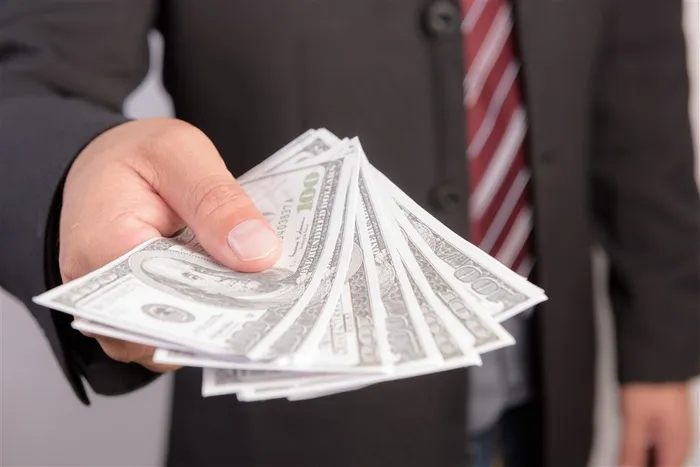 拿着美金钞票的商人高清图片