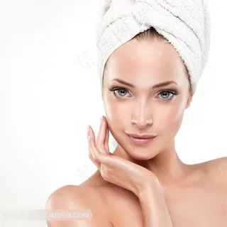 抚着脸的美容美女