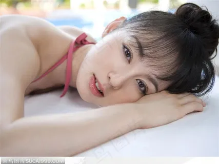 趴着睡觉的漂亮女子