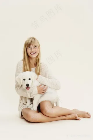 怀抱宠物狗的美女