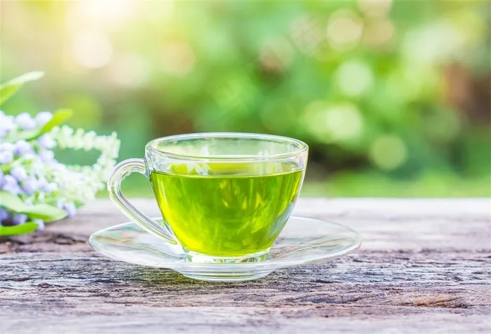 桌子上一标清新的绿茶