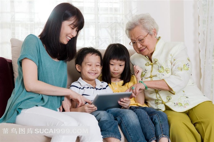 坐在一起的温馨一家人特写摄影高清图片