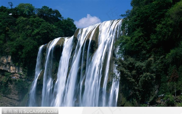 飞流直下的瀑布