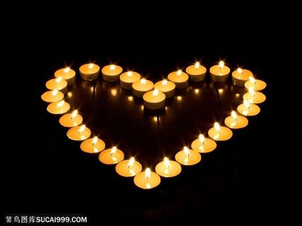 火焰-蜡烛围成的心形特写
