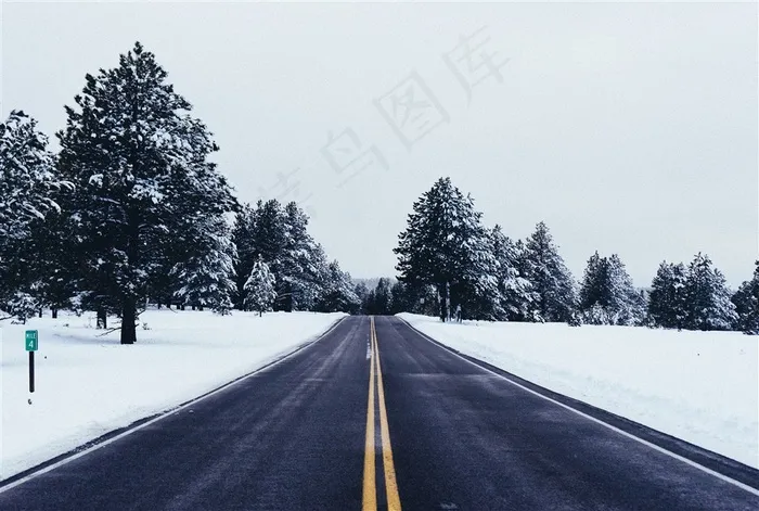 笔直的公路图