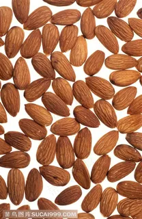 干货坚果-摆在一起的杏仁果