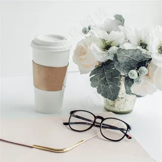 杯子花朵和眼镜