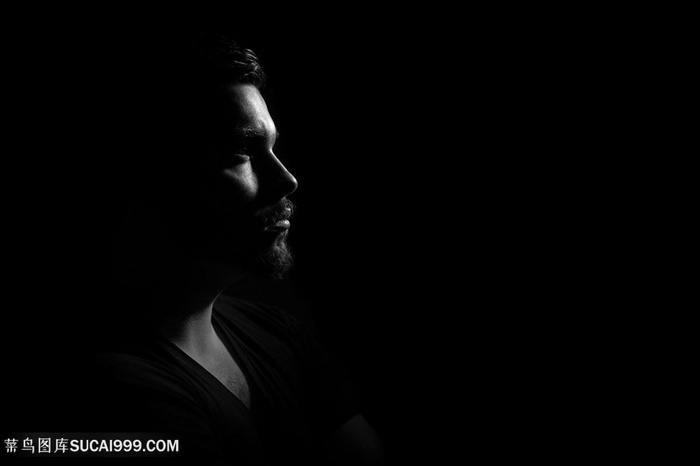 黑白光影中的帅哥图片