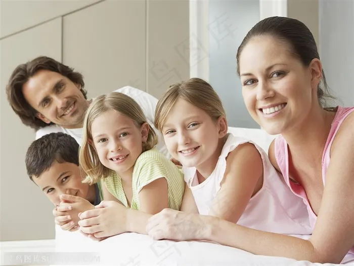 对着镜头微笑的幸福快乐的外国家庭