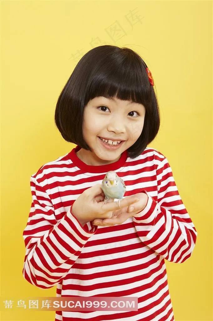 手捧小鸟的女孩素材