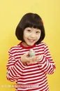 手捧小鸟的女孩素材