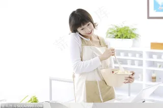 美食制作-抱着食物打电话的美女女孩