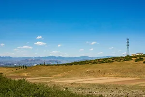 大山中的荒漠田野