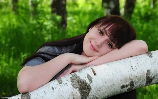 枕在手臂上微笑的美女