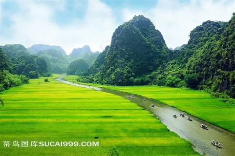 穿过山林的河滩绿地