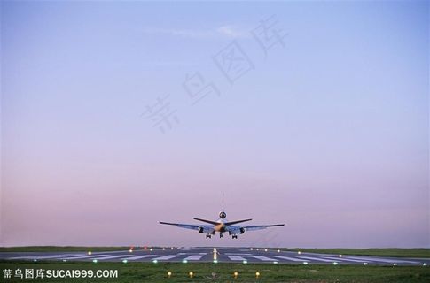 航天运输-机场上的起飞的飞机