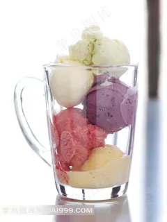 玻璃杯里的香草蓝莓草莓芒果雪糕球摄影图片 玻璃杯里的香草蓝莓草莓芒果雪糕球摄影图片