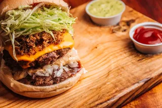 黄色美味汉堡摄影素材