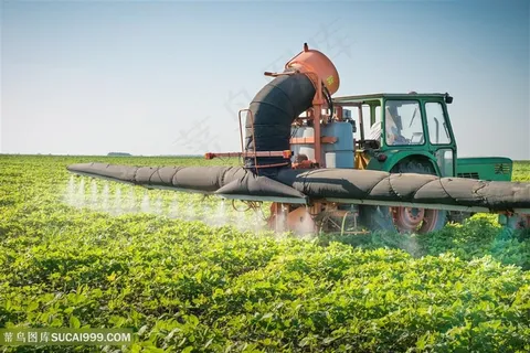 田野里的农用机器高清图片