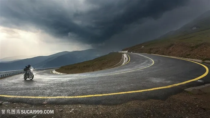 黄昏下美丽道路景色高清图片