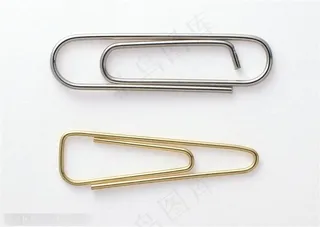 办公文具-一个金色和一个银色的回形针