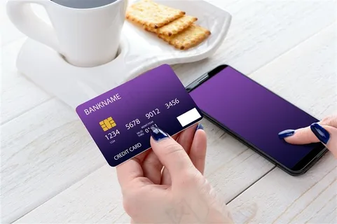 手机和信用卡手势图片
