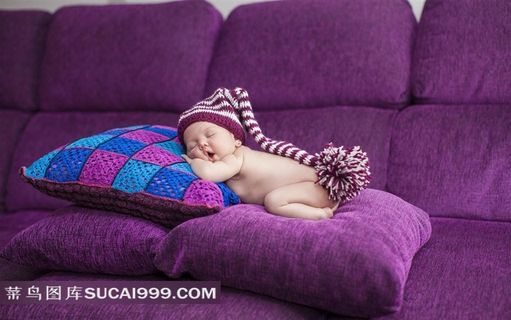 睡在紫色沙发上的宝宝图片