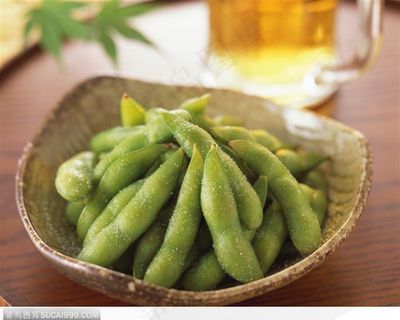 夏日美食-盘中的毛豆