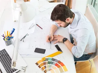 正在画设计图纸的男士高清图片