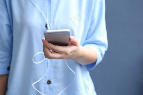 拿着手机听歌
