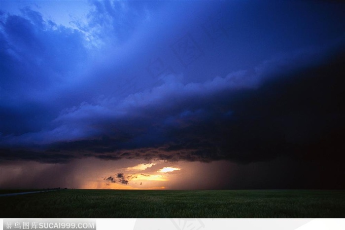 乌云笼罩的草原