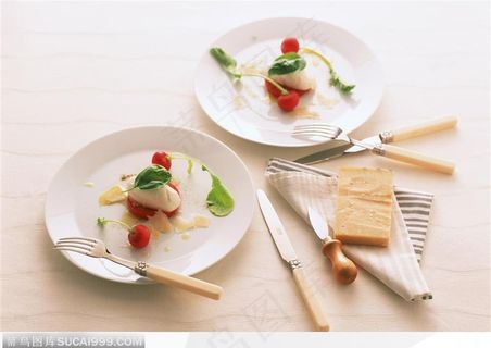 桌子上吃剩下的西餐和餐具