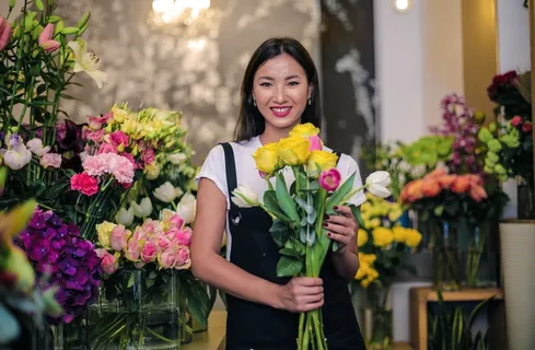 开花店的美女图片 开花店的美女图片