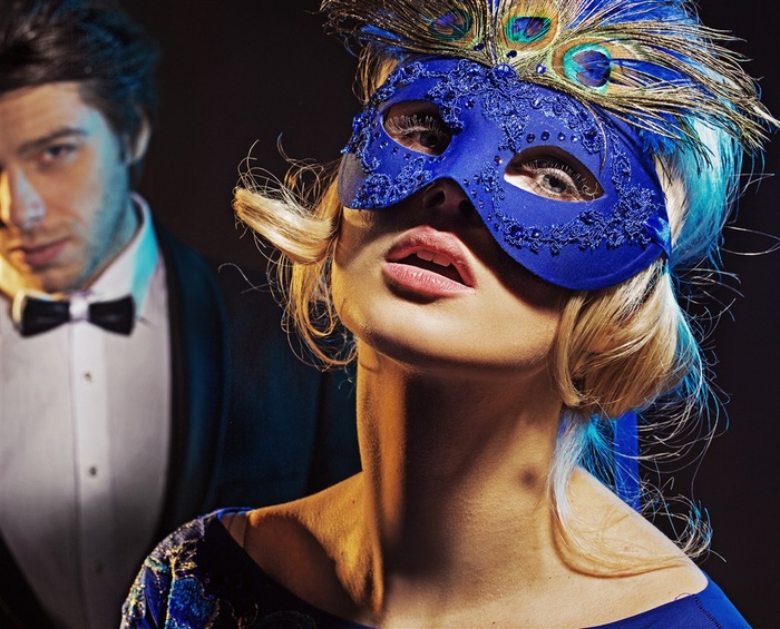 4K高清戴蓝色面具的美女图片