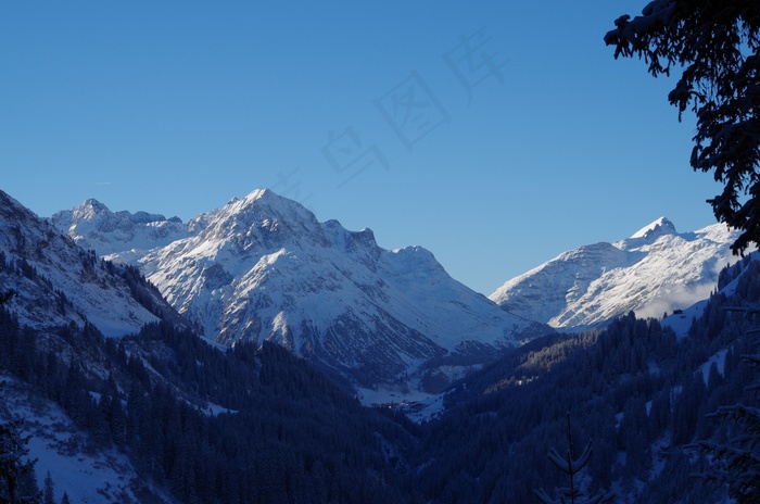 寒冬高山雪景图片