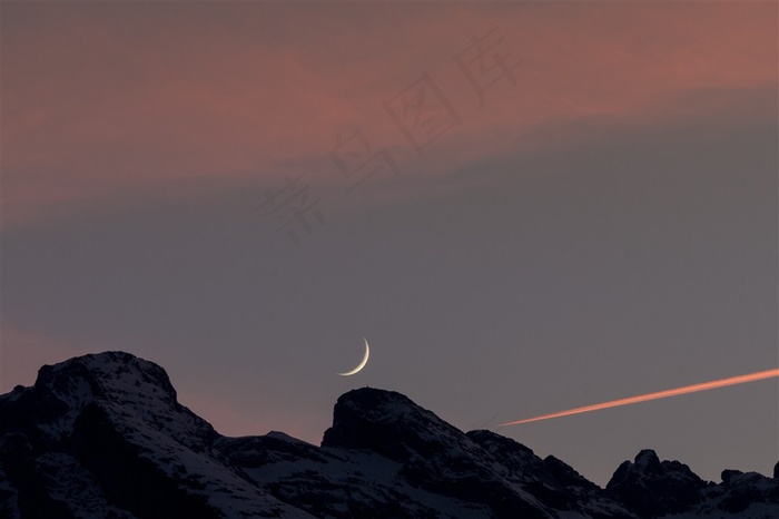 夜晚弯弯的月亮图