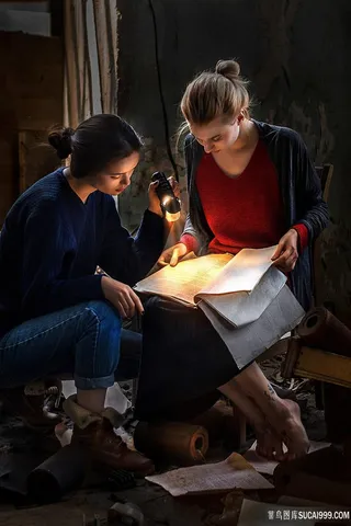 看书的欧美美女图片素材