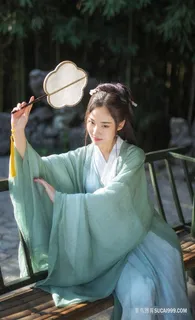 风度翩翩古装气质女生写真图片