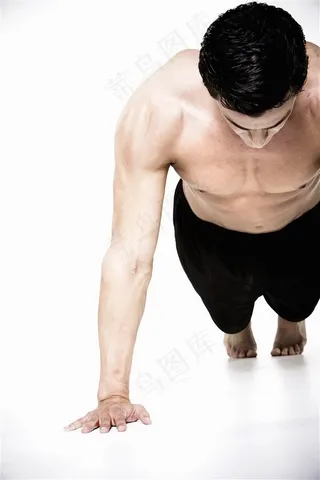 男模做标准俯卧撑